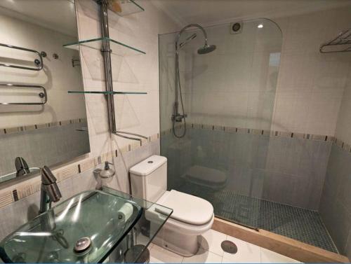 福恩吉罗拉Sea view penthouse的浴室配有卫生间、盥洗盆和淋浴。