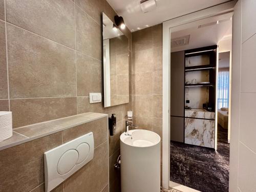 萨拉热窝The Place 87的一间带水槽、卫生间和镜子的浴室