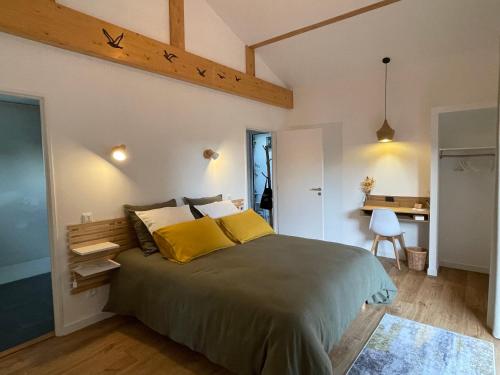 比亚里茨HARITZAGA chambre d'hôte avec terrasse的一间卧室配有一张带黄色枕头的大床