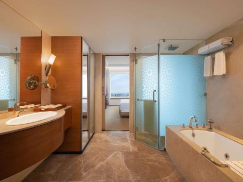 兰奇兰契丽笙酒店的带浴缸、水槽和淋浴的浴室