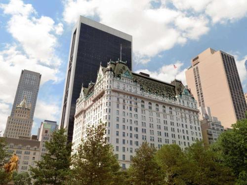 纽约广场酒店的一座高楼城市中的白色大建筑