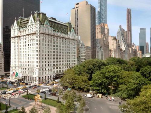 纽约广场酒店的一座大型白色建筑,城市里有汽车