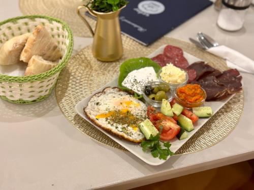 萨拉热窝The Place 87的桌上一盘食物,包括鸡蛋和蔬菜