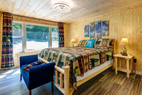 科斯比Rustic Cosby Cabin with Furnished Deck and Yard!的卧室配有床、椅子和窗户。