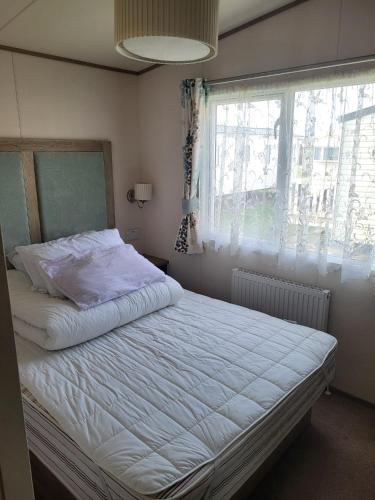坎伯利Your Retreat Too的卧室配有白色的床和窗户