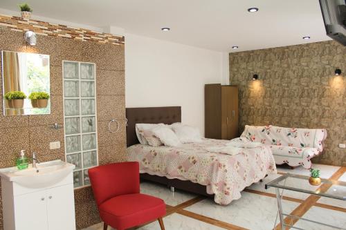 卡哈马卡Hosting Home - Casa Bella的一间卧室配有一张床和一张红色椅子