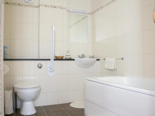 SnodlandSandhole Barn的白色的浴室设有卫生间和水槽。