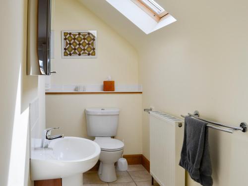 波特帕特里克Saffron的浴室配有白色卫生间和盥洗盆。