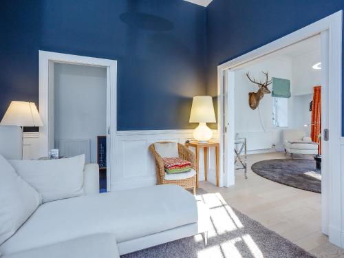 DunechtSkene House Court的客厅配有白色沙发和蓝色的墙壁