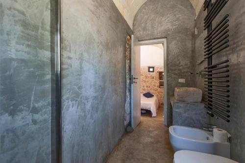 奥斯图尼Trullo Coco' by BarbarHouse的一间带水槽和卫生间的浴室