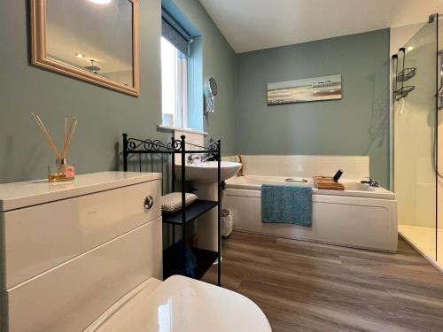 斯塔芬Hirta Cottage的带浴缸、盥洗盆和卫生间的浴室