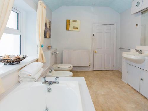 彭布罗克码头Eventide的白色的浴室设有水槽和卫生间。