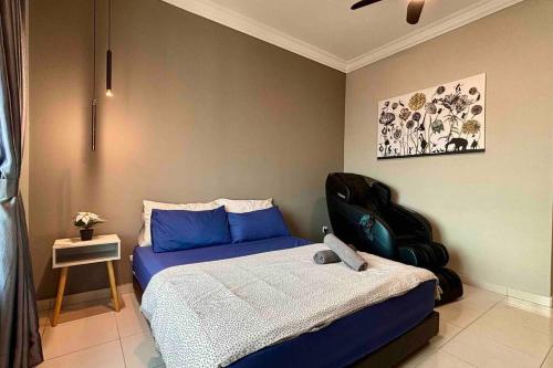 峇六拜COZY Modern Spacious 8pax S PICE Penang的一间卧室配有蓝色的床和椅子