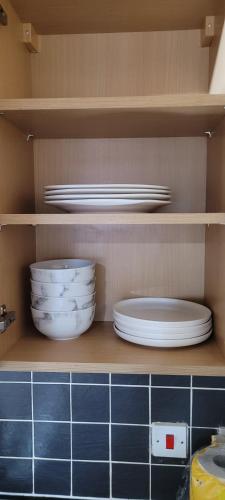 杜克恩费尔德13 Decent Homes的盘子和碗的厨房架