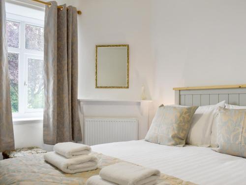 安赛德Underhill Cottage的一间卧室配有带毛巾的床