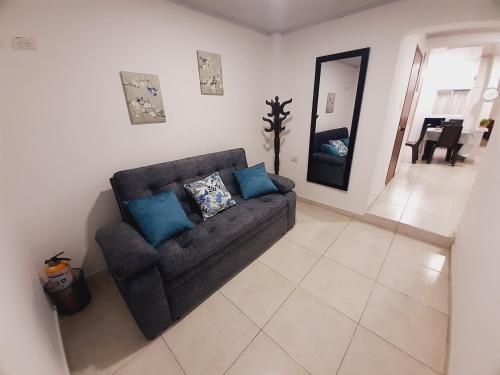 波帕扬Apartamento en centro de Popayán的带沙发和镜子的客厅