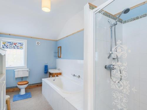 LogieLucklaw Steading Cottage的带浴缸、卫生间和盥洗盆的浴室