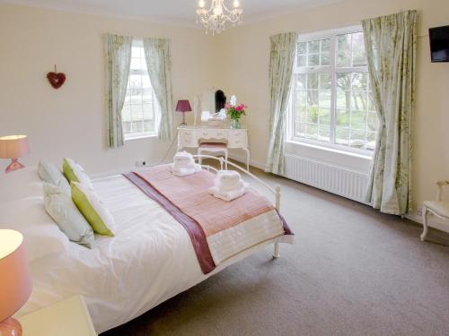 隆霍斯雷Todburn East的卧室配有一张白色的大床和一张桌子