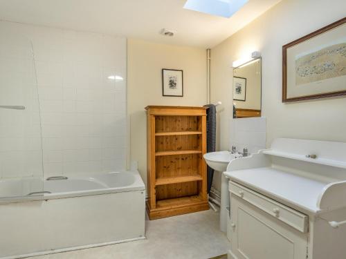 巴特尔Caldbec House的一间带水槽、浴缸和卫生间的浴室