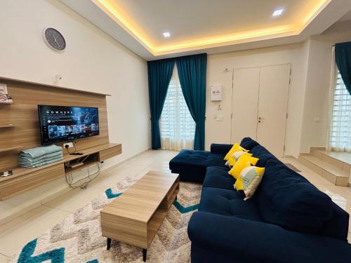 马六甲Insyirah Homestay Melaka的客厅配有蓝色的沙发和电视