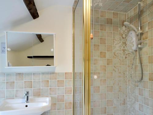 克里克豪厄尔Dardy Cottage的一间带水槽和淋浴的浴室