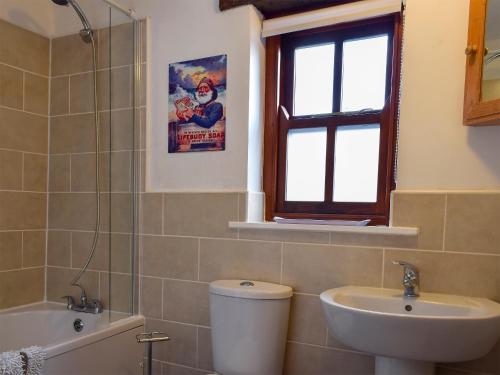 斯基普顿Mallards Nest的一间带水槽和卫生间的浴室以及窗户。