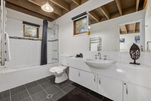 斯瑞德伯Merrits View的白色的浴室设有水槽、浴缸和卫生间。