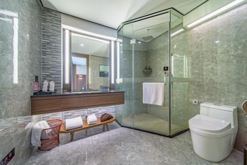 石柱寰宇君荟酒店(石柱汽车总站店)的一间带玻璃淋浴和卫生间的浴室