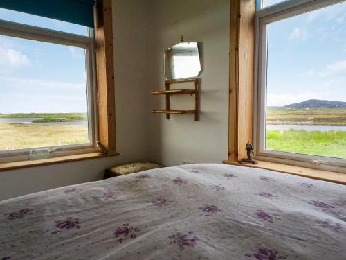 HowmoreAltabrug的一间卧室设有一张床和两个窗户。
