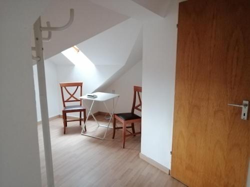 Dettingen unter TeckZimmervermietung Gasthof Lamm, Zugang selbstständig über Schlüsseltresor的配有桌椅和门的房间