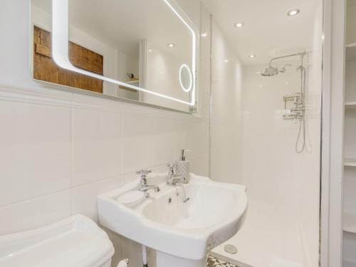 灵伍德Duck Island Cottage的白色的浴室设有水槽和镜子