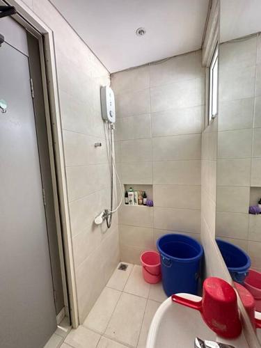 泗水Private Cozy House in Pakuwon的带淋浴和盥洗盆的小浴室