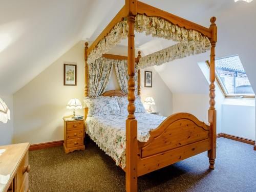 Runcton HolmeGable Barn - E3865的阁楼卧室配有四柱床