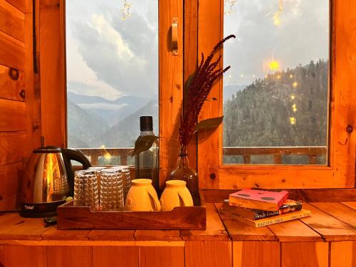 吉布Nebula Nook Cottages的一张桌子,带窗户,享有山景