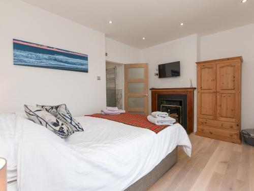 KingstonInverspey的一间卧室设有一张大床和一个壁炉