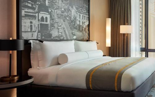 吉隆坡吉隆坡·觅酒店，傲途格精选的一张大白色的床,位于酒店客房内
