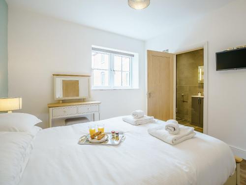 AcrefairTy Felin - Uk12744的白色卧室配有带毛巾和饮料的床
