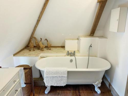TolpuddleNorth Barn的阁楼上配有白色浴缸的浴室