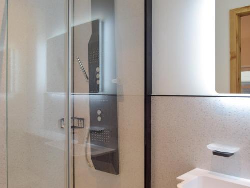 LlanglydwenStambar的浴室内带微波炉的玻璃柜