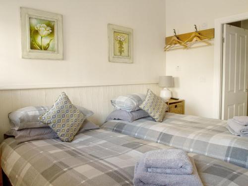 BemptonGannet Lodge - Uk30977的一间卧室配有两张带枕头的床。