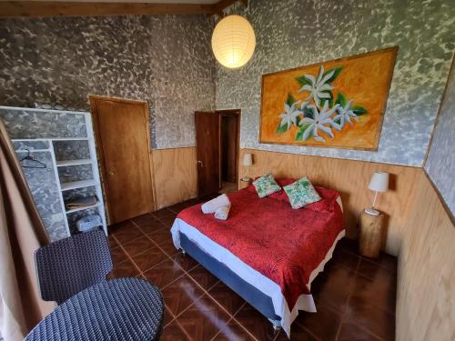 安加罗阿Hostal Vieroto的一间卧室配有红色的床和两把椅子
