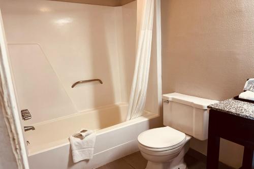 俄克拉何马城Cambridge Inn的一间带卫生间和浴缸的浴室