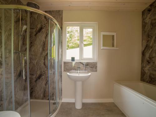 HighgateBarn Owl Lodge-qu7487的浴室配有水槽、淋浴和浴缸。