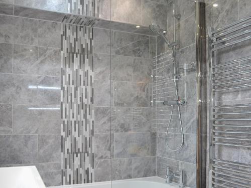 LlanwndaWhite Towers - Hw7625的带淋浴和盥洗盆的浴室