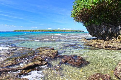 WortatchaNawori Sea View Bungalows N tours Packages的享有岩石海滩和大海的景色