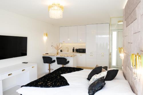 特尔斯泰纳Penthouse apartments MINI s privátnou vírivou vaňou的白色客房 - 带床和厨房