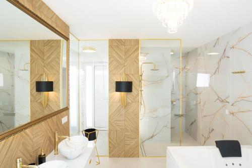 特尔斯泰纳Penthouse apartments MINI s privátnou vírivou vaňou的带淋浴和白色盥洗盆的浴室