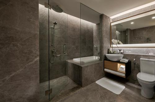 吉隆坡JW Marriott Kuala Lumpur的带淋浴、盥洗盆和卫生间的浴室