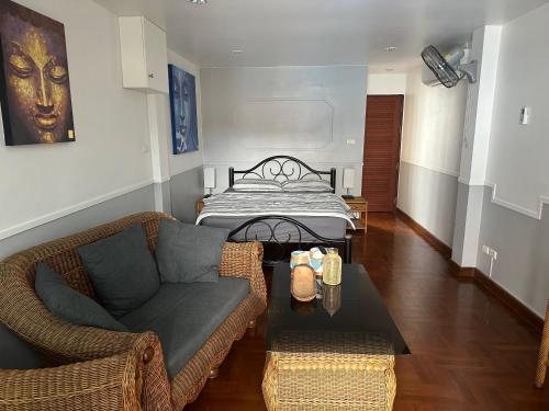 Ban LamaiFriends of Koh Samui 1的客厅配有沙发和1张床