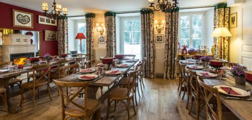 莱迪亚布勒雷Historic Hotel du Pillon的用餐室配有长桌子和椅子